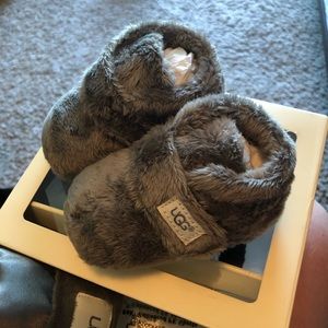 NIB UGG Bixbee Booties and Lovey set in size 2/3